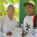 Junta Municipal de Cana Chapetón entrega aporte económico al equipo de Sóftbol Los Novatos.