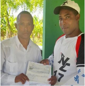 Junta Municipal de Cana Chapetón entrega aporte económico al equipo de Sóftbol Los Novatos.