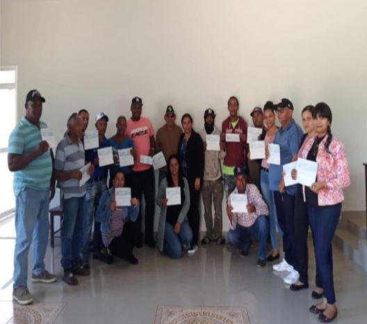 entrega de salario  13 a empleados. 