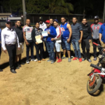 entrega de aporte económico a equipo de Sóftbol.