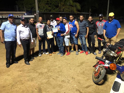 entrega de aporte económico a equipo de Sóftbol.