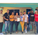 Junta Municipal de Cana Chapetón hace entrega de aporte económico a equipo de Sóftbol.