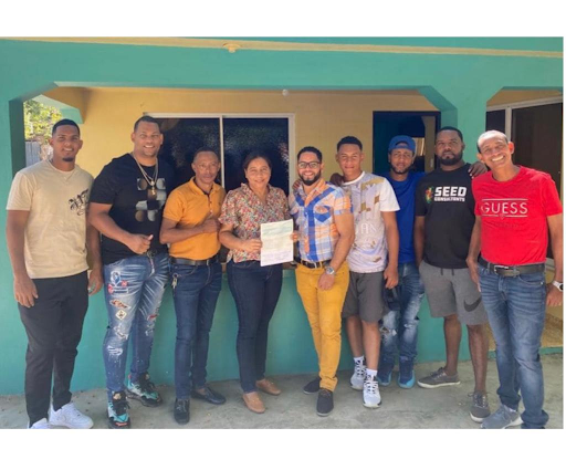 Junta Municipal de Cana Chapetón hace entrega de aporte económico a equipo de Sóftbol.