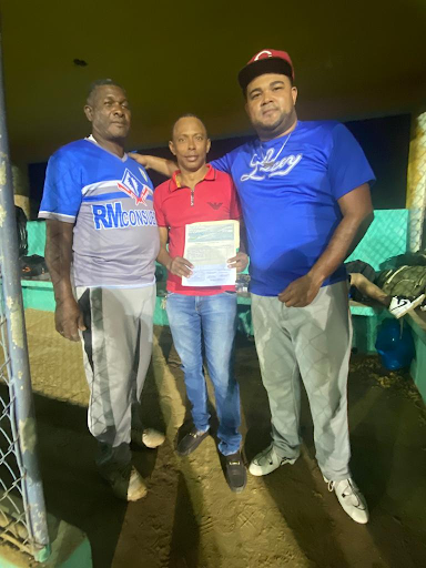 Junta Municipal de Cana Chapetón hace entrega de aporte económico a equipo de Sóftbol.