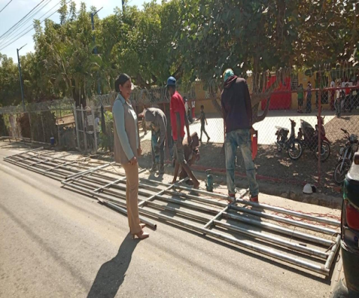 Directora de la Junta Distrital de Cana Chapetón supervisa construcción de barandas de protección en Centro Educativo.  