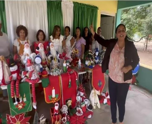 Alcaldesa de Cana Chapetón felicita a damas que culminaron con éxito diversos cursos de formación. 