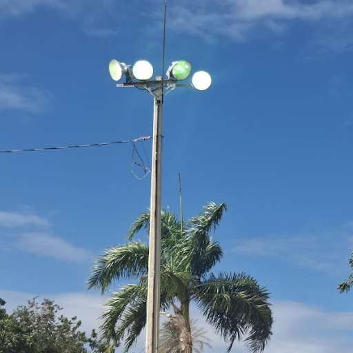 Junta Municipal informa sobre instalación de luminarias en el play de Piloto. 